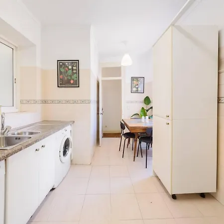 Daire Luxurious 4-Bedroom Apartment